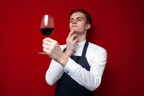 Joven Profesional Sommelier Reflexivo Sostiene Una Copa Vino Tinto Piensa — Foto de Stock