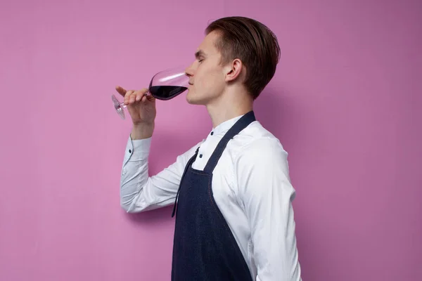 Joven Sommelier Bebe Vino Tinto Sobre Fondo Color Experto Prueba — Foto de Stock