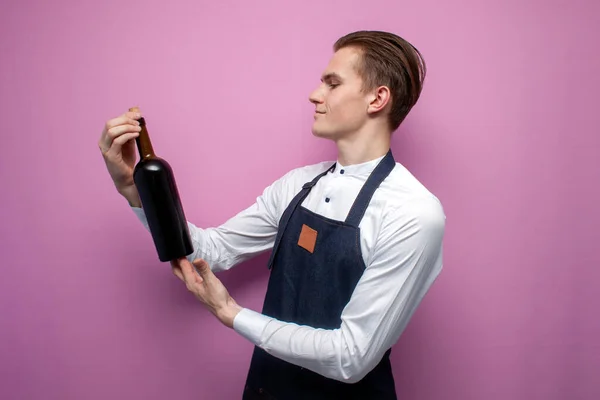 Joven Sommelier Profesional Sostiene Una Botella Vino Tinto Mira Sobre — Foto de Stock