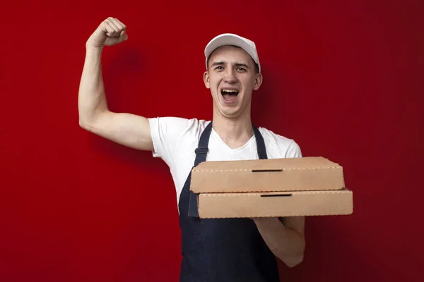Jovem Entregador Pizza Segura Caixas Gritos Mensageiro Mostra Sinal Vitória — Fotografia de Stock