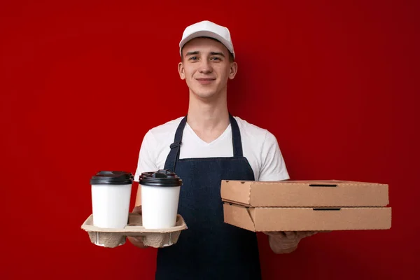 Joven Uniforme Entrega Comida Uniforme Cajas Café Pizza Sobre Fondo — Foto de Stock