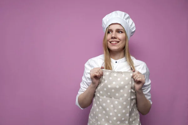 Portret Młodej Wesołej Dziewczyny Gotuje Kuchni Ubrania Kolorowym Tle Kobieta — Zdjęcie stockowe