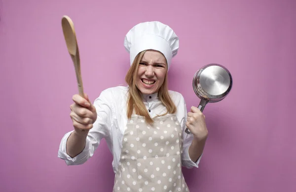 Jovem Menina Zangada Cozinheiro Roupas Cozinha Detém Pratos Fundo Rosa — Fotografia de Stock