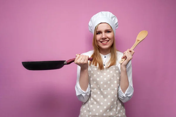 Bela Menina Alegre Cozinheiro Roupas Cozinha Mantém Uma Frigideira Cozinha — Fotografia de Stock