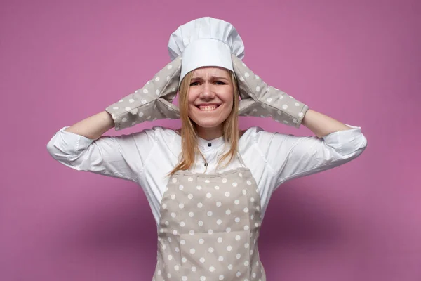 Galen Flicka Kock Uniform Förkläde Och Handskar För Bakning Skriker — Stockfoto