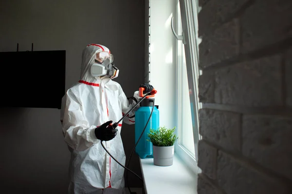 Désinfection Coronavirus Dans Appartement Les Personnes Combinaison Protection Font Nettoyage — Photo