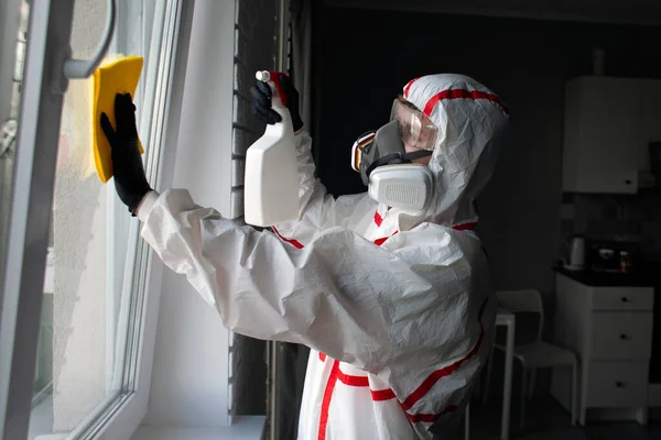 Désinfection Coronavirus Dans Appartement Les Personnes Combinaison Protection Font Nettoyage — Photo