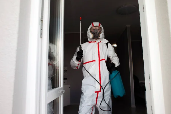 Coronavirus Desinfectie Het Huis Desinfector Hazmat Reinigt Het Appartement Van — Stockfoto