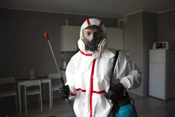 アパートのコロナウイルスの消毒 保護服の人々は ウイルスや病気 感染除去サービスから部屋の専門的なクリーニングを行います — ストック写真