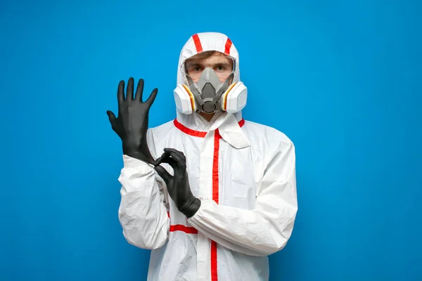 Professionele Desinfecteur Man Een Beschermend Pak Draagt Handschoenen Een Blauwe — Stockfoto
