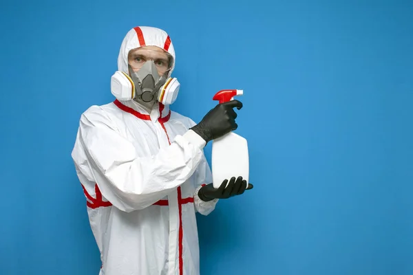 Professionele Desinfector Man Een Beschermend Pak Houdt Een Spray Fles — Stockfoto