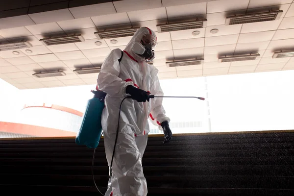 Koronavirová Pandemie Dezinfekční Služba Pracovník Ochranném Obleku Čistí Ulice Města — Stock fotografie