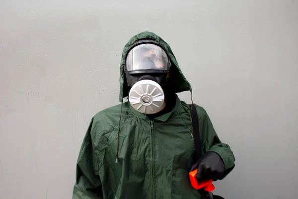 Desinficering Staden Från Coronavirus Man Skyddsdräkt Och Respirator Mot Bakgrund — Stockfoto