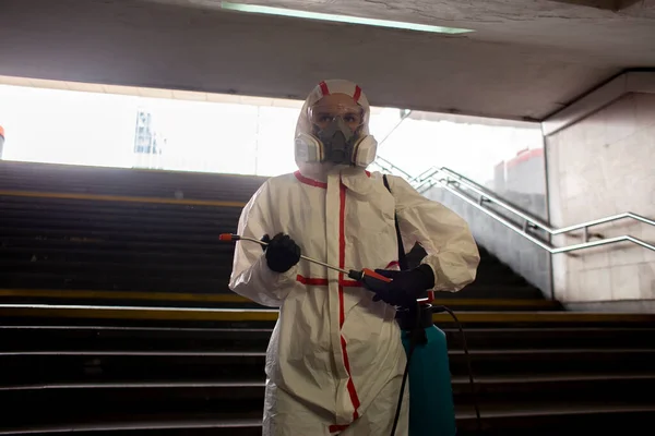 コロナウイルス 防護服の男 呼吸器から街の消毒は 化学スプレー 衛生労働者 化学処理で街をきれいにします — ストック写真