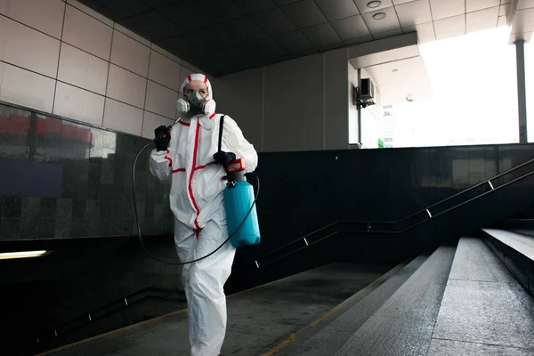 Dezinfekce Města Koronaviru Muž Ochranném Obleku Respirátoru Čistí Ulici Chemickým — Stock fotografie