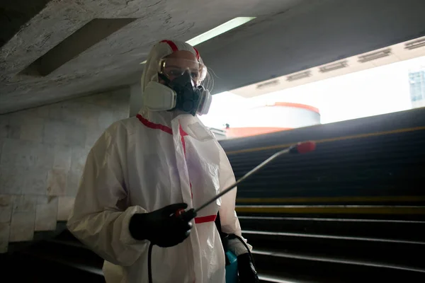 Dezinfekce Města Koronaviru Muž Ochranném Obleku Respirátoru Čistí Ulici Chemickým — Stock fotografie