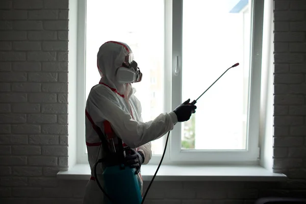 Dezinfekce Doma Muž Ochranném Obleku Čistí Okno Chemickým Prostředkem Chrání — Stock fotografie