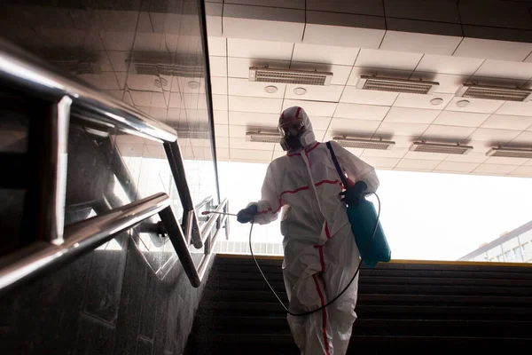 Coronavirus Pandemie Ontsmettingswerker Een Beschermend Pak Luchtmasker Handgrepen Leuningen Met — Stockfoto