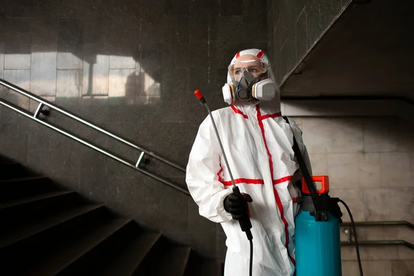 防護服に身を包んだ消毒作業員の肖像及び市街地を背景とする呼吸器 衛生作業員 クローズアップ — ストック写真