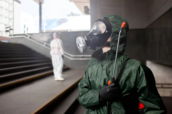Porträtt Desinfektionsarbetare Skyddsdräkt Och Respirator Mot Stadsbakgrund Sanitetsarbetare Närbild — Stockfoto