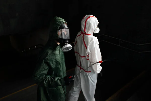 用病毒和传染病对城市进行消毒 穿着防护服和呼吸器的卫生服务用化学剂 化学疗法清洁城市 — 图库照片