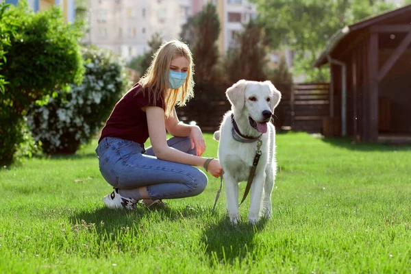 Niña Paseando Perro Una Pandemia Coronavirus Una Mujer Con Una — Foto de Stock