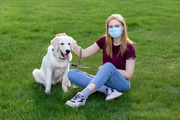 코로나 바이러스 유행병에 산책하고 공원에서 강아지와 의료용 마스크를 — 스톡 사진