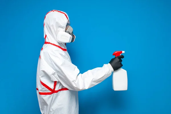 Resistance Coronavirus Disinfection Worker Protective Suit Respirator Holds Chemical Spray — Stock Photo, Image