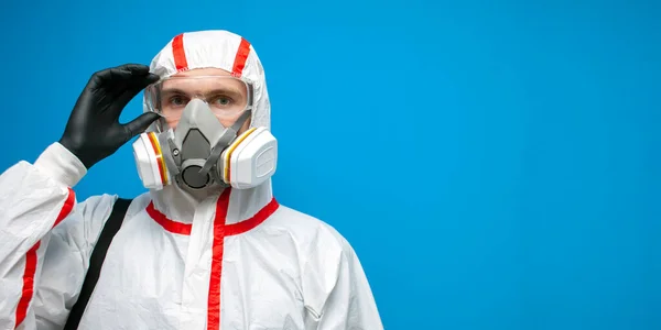 コロナウイルスのパンデミック 防護服と呼吸器の消毒作業員青の隔離された背景のウイルス学者クローズアップ — ストック写真