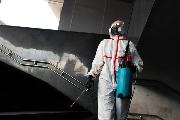 Dezinfekce Sanitární Pracovník Muž Ochranném Obleku Respirátoru Městská Dezinfekce Chemická — Stock fotografie