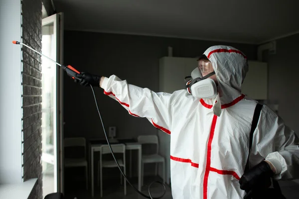 Désinfection Maison Homme Combinaison Protection Nettoie Fenêtre Avec Agent Chimique — Photo