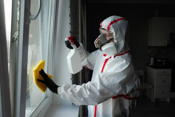 Désinfection Maison Homme Combinaison Protection Nettoie Fenêtre Avec Agent Chimique — Photo