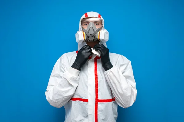 Professionele Desinfecteur Man Een Beschermend Pak Een Masker Een Blauwe — Stockfoto