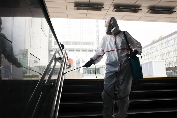 Coronavirus Pandemie Ontsmettingswerker Een Beschermend Pak Luchtmasker Handgrepen Leuningen Met — Stockfoto