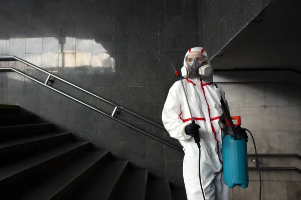 Desinfecção Trabalhador Sanitário Homem Traje Protetor Respirador Rua Desinfecção Cidade — Fotografia de Stock