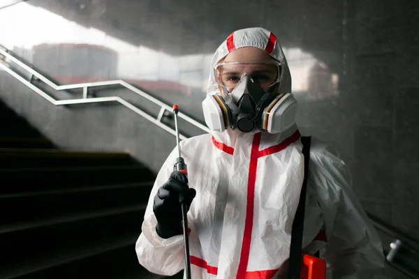 Desinfectie Sanitair Personeel Man Beschermende Kleding Masker Straat Ontsmetting Van — Stockfoto