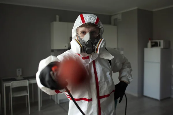 Man Een Beschermend Pak Masker Desinfecteert Het Appartement Met Een — Stockfoto