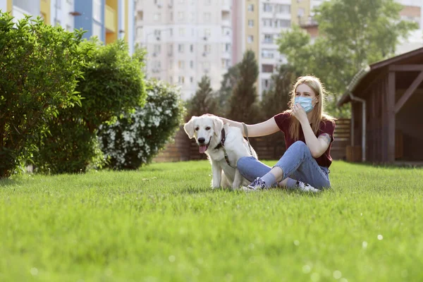 코로나 바이러스 유행병에 산책하고 공원에서 강아지와 의료용 마스크를 — 스톡 사진