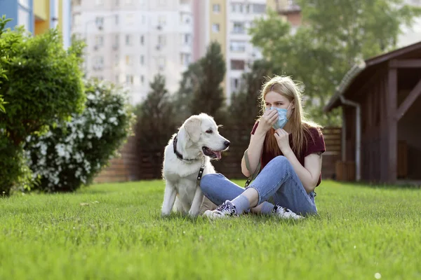 Junges Mädchen Das Einen Hund Auf Einer Coronavirus Pandemie Ausführt — Stockfoto