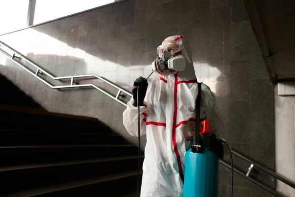 防護服に身を包んだ消毒作業員の肖像及び市街地を背景とする呼吸器 衛生作業員 クローズアップ — ストック写真