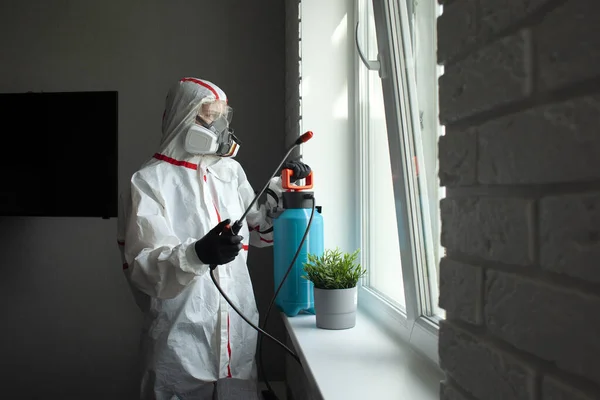 害虫駆除だ 防護服の労働者は スプレー銃でゴキブリやネズミから部屋をきれいにし 衛生サービスは 化学物質でアパートを消毒します — ストック写真