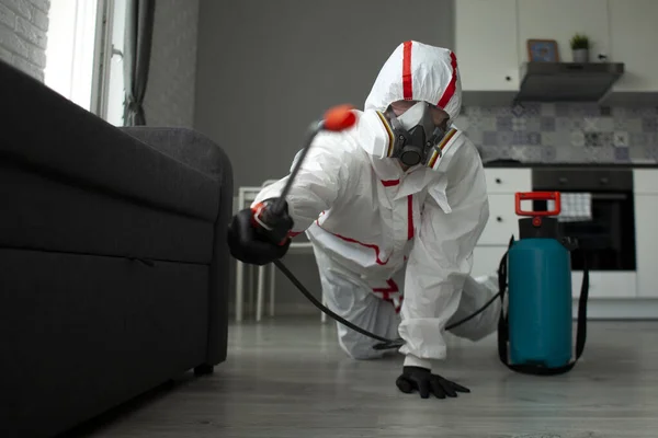 Schädlingsbekämpfung Ein Arbeiter Schutzanzug Reinigt Den Raum Mit Einer Spritzpistole — Stockfoto