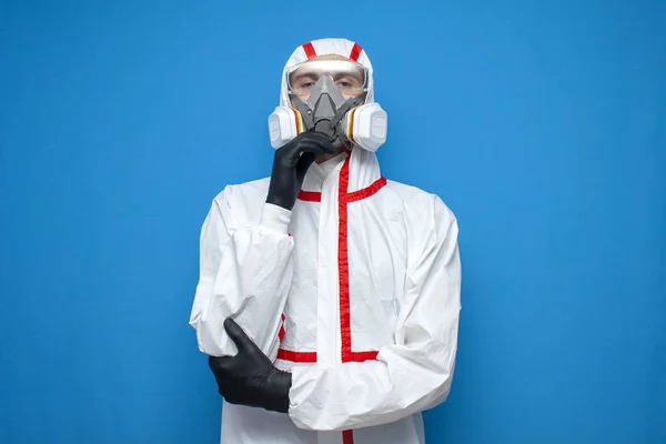 青い隔離された背景の保護化学スーツとマスクの医師ウイルス学者ウイルス感染症医療従事者 — ストック写真
