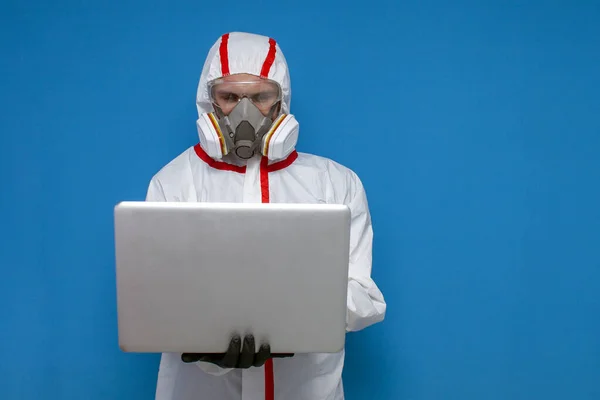 Epidemioloog Een Chemisch Beschermend Pak Houdt Een Laptop Een Blauwe — Stockfoto