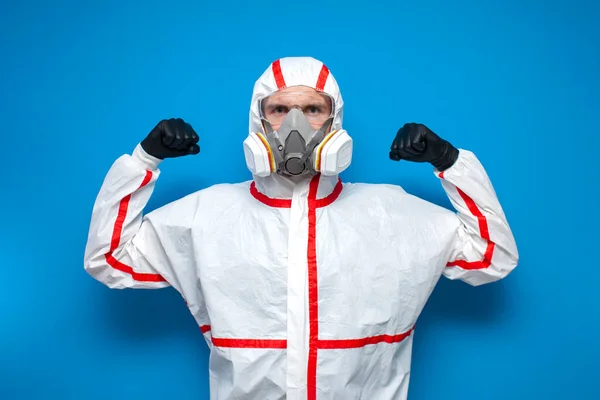 Hombre Traje Protección Química Levantó Las Manos Sobre Fondo Azul —  Fotos de Stock