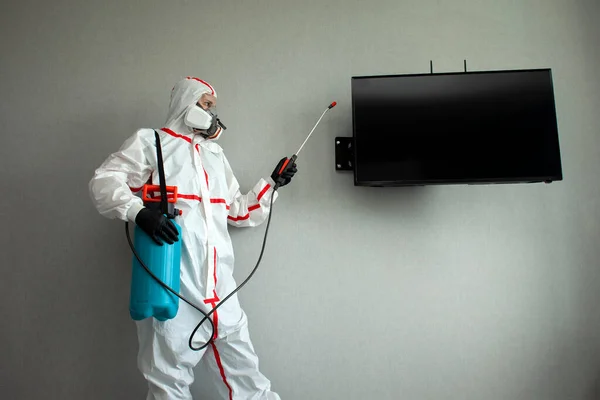 Ongediertebestrijding Een Man Een Chemisch Pak Desinfecteert Kamer Van Knaagdieren — Stockfoto