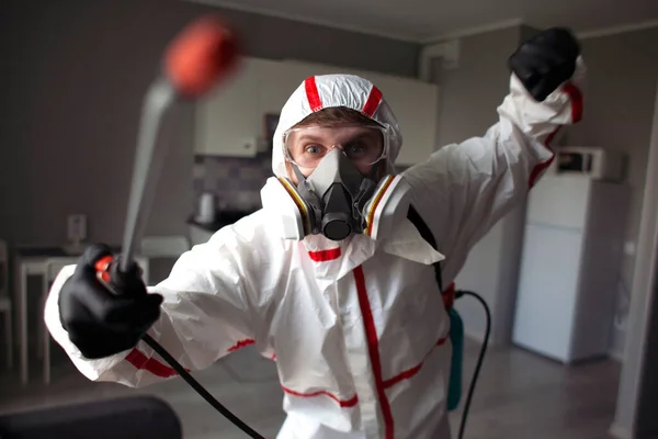 Ongediertebestrijding Een Werknemer Een Beschermend Pak Desinfecteert Kamer Met Een — Stockfoto