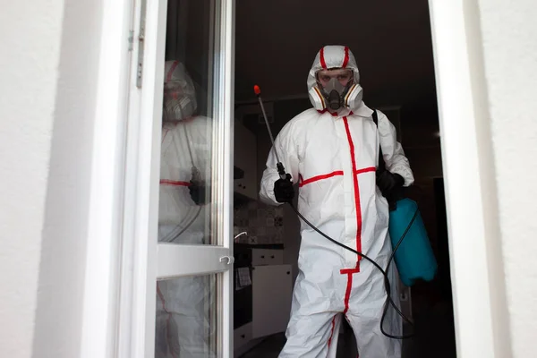 害虫駆除だ スプレー銃で保護スーツの労働者 敷地内の化学消毒 コピースペース — ストック写真