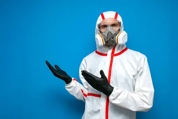 Kimyasal koruyucu giysi içindeki epidemiyoloji uzmanı mavi izole bir arka planda, insan, biyolog, bilim adamı ve virolog metinler için bir yer olduğunu gösteriyor.