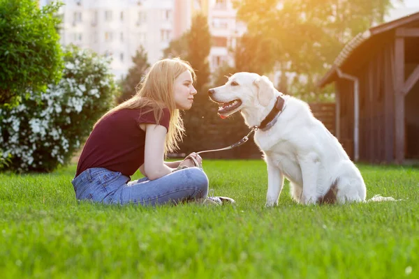 Niña Con Cachorro Recuperador Sienta Una Hierba Verde Primavera Calle — Foto de Stock